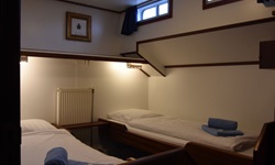 Abendlich beleuchtet sind die 2-Bett-Kabinen an Bord der MS Flora besonders gemütlich.