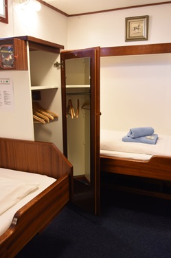 Auch ein kleiner Kleiderschrank gehört zum Mobiliar der 2-Bett-Kabinen an Bord der MS Flora.