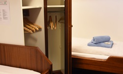 Auch ein kleiner Kleiderschrank gehört zum Mobiliar der 2-Bett-Kabinen an Bord der MS Flora.