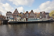 Die MS Flora liegt in einer malerischen holländischen Hafenstadt vor Anker.