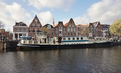 Die MS Flora liegt in einer malerischen holländischen Hafenstadt vor Anker.