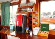 Die Bar der MS Flora mit einer Kaffeemaschine und verschiedenen Teesorten.