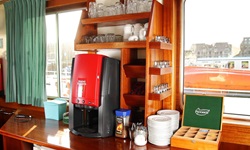 Die Bar der MS Flora mit einer Kaffeemaschine und verschiedenen Teesorten.