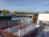 Eine Sitzgruppe mit Tisch an Deck der MS Flora lädt zum gemütlichen Verweilen ein.