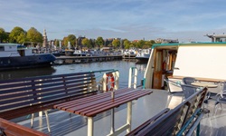 Eine Sitzgruppe mit Tisch an Deck der MS Flora lädt zum gemütlichen Verweilen ein.