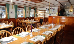Gedeckte Tische im Restaurant der MS Flora warten auf die Gäste.