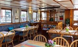 Wenn nicht gerade Essenszeit ist, lädt das Restaurant der MS Flora als Aufenthaltsraum zum gemütlichen Beisammensein ein.