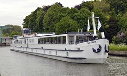 Das Schiff Fluvius fährt von einer Schleuse weiter