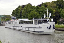 Die MS Fluvius auf einem Fluss, leicht seitlich fotografiert