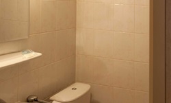 Detailblick in das Badezimmer mit WC und Waschbecken auf der Fluvius