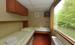 Zwei-Bett-Kabine mit rotem Teppich und Panoramafenster auf der MS Fluvius