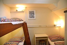 Eine 3-Bett-Kabine auf der MS Gandalf. mit Etagenbett und einem weiteren, ebenerdigen Bett.