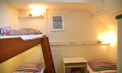 Eine 3-Bett-Kabine auf der MS Gandalf. mit Etagenbett und einem weiteren, ebenerdigen Bett.