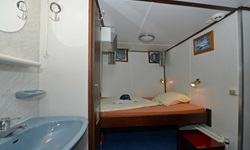 Eine Ein-Bett-Kabine mit französischem Bett an Bord der MS Jan van Scorel.