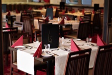 Die schön eingedeckten Tische im Restaurant der MS Normandie