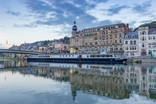 Die MS Princess liegt an der Uferpromenade eines hübschen Hafenstädtchens vor Anker.