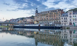 Die MS Princess liegt an der Uferpromenade eines hübschen Hafenstädtchens vor Anker.
