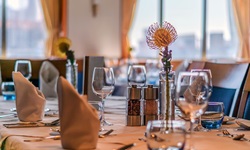 Für das Abendessen eingedeckter Tisch im Restaurant der MS Princess.