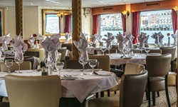 Blick ins lichtdurchflutete Restaurant der MS Princess.
