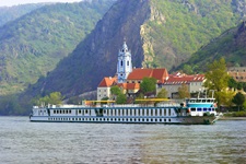 Die MS Prinzessn Katharina passiert Dürnstein in der Wachau.