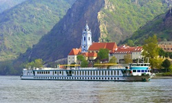 Die MS Prinzessn Katharina passiert Dürnstein in der Wachau.