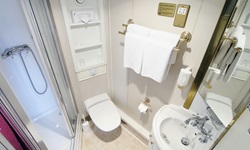 Zu jeder Kabine an Bord der MS Prinzessin Katharina gehört ein eigenes Bad mit Dusche, WC und Waschbecken.