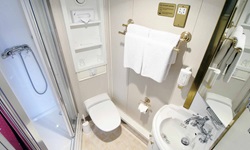Blick in eines der Bäder an Bord der MS Prinzessin Katharina mit Dusche, WC und Waschbecken.