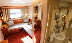 Eine 2-Bett-Kabine auf dem Hauptdeck der MS Prinzessin Katharina mit zwei über Eck stehenden Sofabetten.