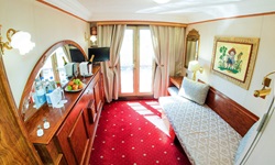 Eine 2-Bett-Kabine auf dem Oberdeck der MS Prinzessin Katharina. Das linke Bett wurde hochgeklappt und als Schrank getarnt.