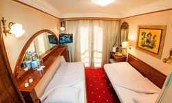 Eine 2-Bett-Kabine auf dem Oberdeck der MS Prinzessin Katharina. Eines der Betten kann tagsüber hochgeklappt und als Schrank getarnt werden.