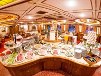 Umfangreiches Buffet im Restaurant der MS Prinzessin Katharina.