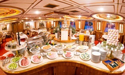 Umfangreiches Buffet im Restaurant der MS Prinzessin Katharina.