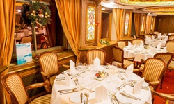 Liebevoll gedeckter Tisch im Restaurant der MS Prinzessin Katharina.