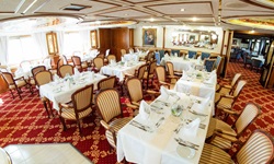 Gedeckte Tische im Restaurant der MS Prinzessin Katharina.