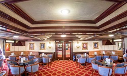 Gemütliche Sitzgruppen im Salon der MS Prinzessin Katharina laden zum gemütlichen Beisammensein ein.