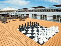 Sitzgruppen und ein großes Schachspiel auf dem Sonnendeck der MS Prinzessin Katharina.