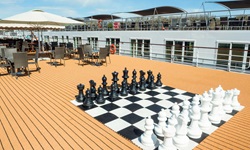 Sitzgruppen und ein großes Schachspiel auf dem Sonnendeck der MS Prinzessin Katharina.