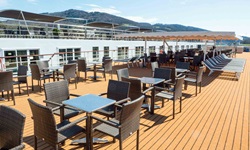 Tische und (Liege-)Stühle auf dem Sonnendeck der MS Prinzessin Katharina.