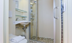Eines der Bäder an Bord der MS SE-Manon mit Toilette, Dusche und Waschbecken.