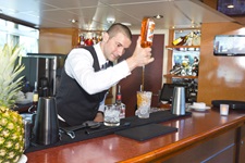 Ein Barkeeper an Bord der MS SE-Manon in Aktion.