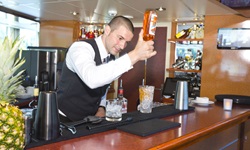 Ein Barkeeper an Bord der MS SE-Manon in Aktion.