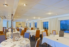 Gedeckte Tische im Restaurant der MS SE-Manon.