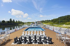 Das Sonnendeck der MS SE-Manon mit Pool und großem Schachspiel.