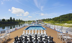 Das Sonnendeck der MS SE-Manon mit Pool und großem Schachspiel.