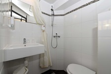 Blick in ein Badezimmer mit WC, Dusche und Waschbecken auf dem Schiff Serena