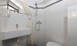 Blick in ein Badezimmer mit WC, Dusche und Waschbecken auf dem Schiff Serena
