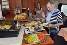 Zwei Frauen bedienen sich am üppigen Buffet der MS Serena