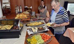 Zwei Frauen bedienen sich am üppigen Buffet der MS Serena
