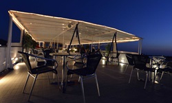 Das Sonnendeck und die beleuchtete Überdachung der Terasse bei Nacht der MS Serena