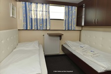 Eine Zwei-Bett-Kabine mit getrennten Betten und Fenster auf dem Hauptdeck der Serena